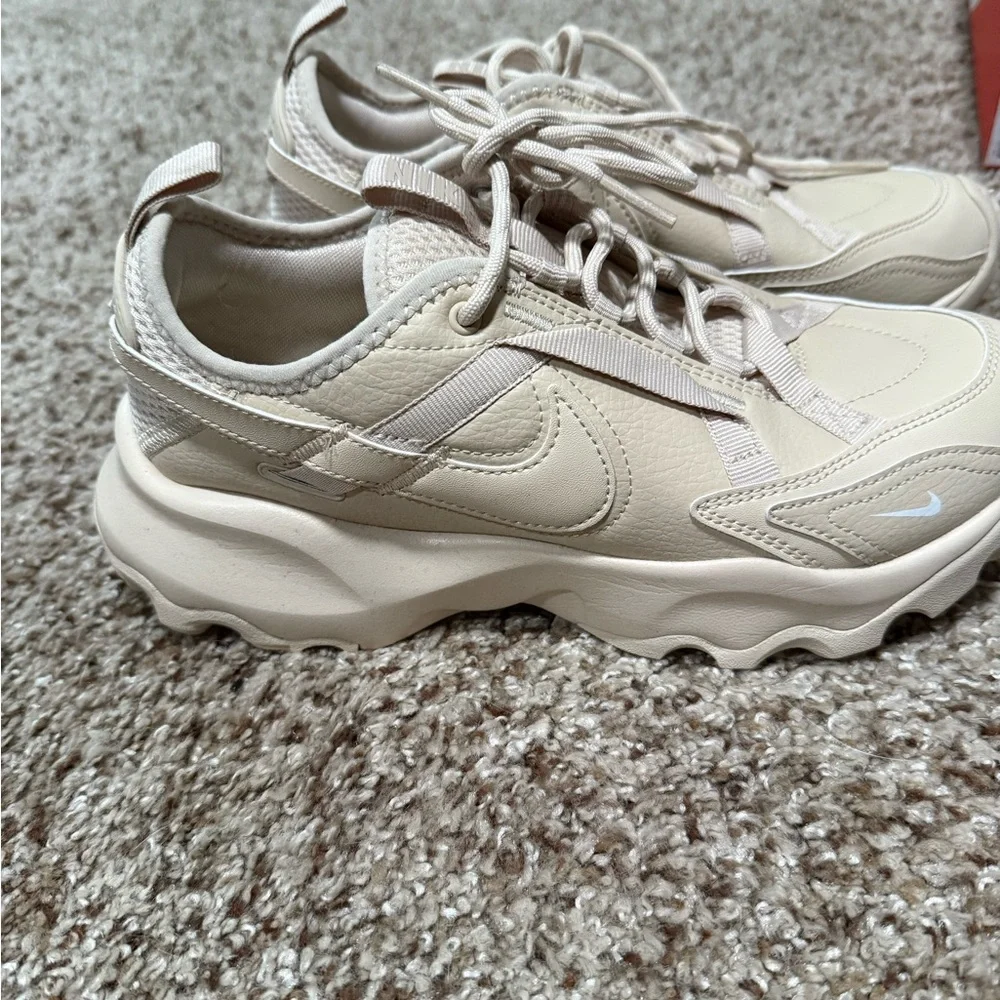 NWB Nike TC 7900 Sandrift/Sail - Picture 3 of 6